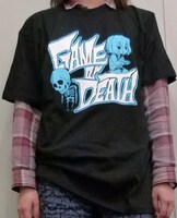 デスゲームの緊迫感を可愛く表現した「『NOT LIVES』Tシャツ」。