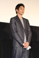 中川俊夫役の向井理。