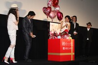 舞台挨拶の様子。“足チョコ”登場にどよめく一同。