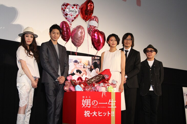 「娚の一生」初日舞台挨拶、“足チョコ”登場に榮倉・豊川・向井もビックリ