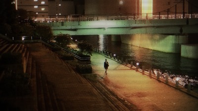 CMは雨宮天演じる女子高生が、晴海ふ頭周辺を歩く場面から開始。(c)2015 Wisemen's Guild.