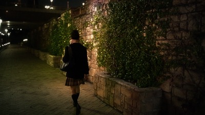 女子高生は道の途中で、壁に“ほころび”を発見。(c)2015 Wisemen's Guild.