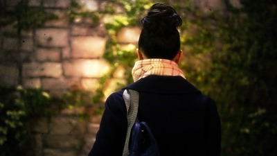 壁の“ほころび”を見つめる女子高生。(c)2015 Wisemen's Guild.