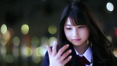 自分の手を眺める女子高生。(c)2015 Wisemen's Guild.