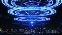 次の瞬間、空に向かい巨大な魔法陣を繰り出す。「天動のシンギュラリティ」の世界観を、見事に実写化している。(c)2015 Wisemen's Guild.