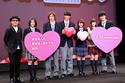 写真左より廣木隆一監督、杉本真央役の黒島結菜、安堂拓海役の山田裕貴、一ノ瀬蓮役の福士蒼汰、木下仁菜子役の有村架純、是永麻由香役の佐藤ありさ、是永大樹役の入江甚儀。