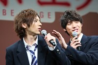 登場時に制服に付いてしまったシャボン玉のカスをはらう福士。