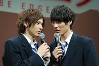 お互いを褒めあい、次第に顔が近づく山田と福士。