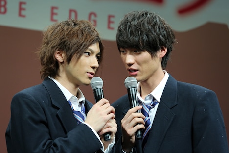 お互いを褒めあい、次第に顔が近づく山田と福士。