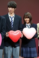 福士蒼汰と有村架純。