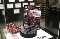 会場に展示された「シャア専用ザクII」のプラモデル。