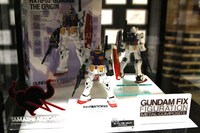 会場に展示された「RX78-02 ガンダム THE ORIGIN」のフィギュア。