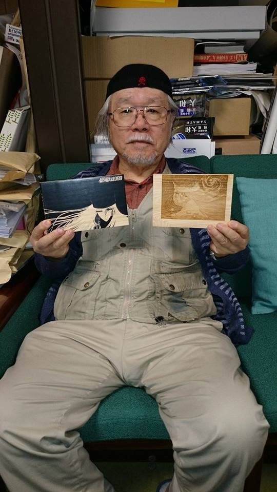 コラボ商品「愛媛の職人TAKUMU×松本零士」を手にする松本零士。