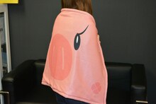 「ホークのあったかニットブランケット」 (c)鈴木央/講談社