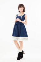 「ノースリーブミュージカルスコアドレス Duoモデル」の着用例。(c)カラー