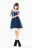 「ノースリーブミュージカルスコアドレス Duoモデル」の着用例。(c)カラー