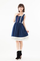 「ノースリーブミュージカルスコアドレス Duoモデル」の着用例。(c)カラー