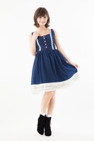 「ノースリーブミュージカルスコアドレス Duoモデル」の着用例。(c)カラー