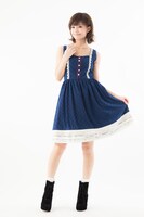 「ノースリーブミュージカルスコアドレス Duoモデル」の着用例。(c)カラー