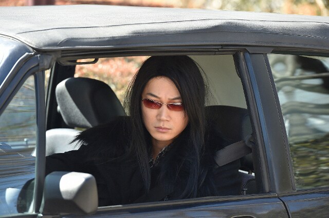 那智聡介に扮した綾野剛。(c)TBS