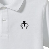 「断絶のコート ポロシャツ」のフロントのマーク。 (c)2015 イクニゴマモナカ/ユリクマニクル