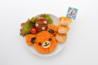 「みのるの大好き！くましゃんライス＆餃子プレート」750円。みのるの大好きなくまさん型のチキンライスと、ミニハンバーグ、じゃがいも餃子のプレート。大好きなお兄ちゃんと一緒の旗を飾ったら、みのるも大喜び。(c)HAKUSENSHA, all rights reserved.　(c)MARIMO RAGAWA/HAKUSENSHA　