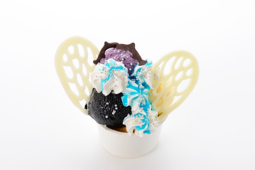 「エンジェルウィングアイスパフェ」800円。天使の羽と茨のとげをチョコレートで書き、バニラで刹那を、ネッロでアレクシエルを、ブルーベリーミルクでジブリールを表現。(c)HAKUSENSHA, all rights reserved.　(c)KAORI YUKI/HAKUSENSHA　