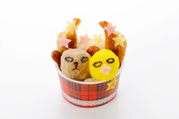 「ベア＆ジャイアントピヨ盛り！学園アリスプチ餃子丼」580円。「ミスターベア」を肉団子で、「ジャイアントピヨ」をマッシュポテトで表現した、餃子とセットのプチ丼。(c)HAKUSENSHA, all rights reserved.　(c)TACHIBANA HIGUCHI/HAKUSENSHA　