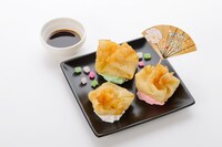 「新婚・瑠璃の桃の茶巾包み餃子」650円。高彬と結ばれた後、瑠璃が読んだ意味深な歌をモチーフにした桃の茶巾包み餃子。瑠璃と高彬、鷹男の3人を3色のクリームで表現した。(c)HAKUSENSHA, all rights reserved.　(c)NAOMI YAMAUCHI/HAKUSENSHA　