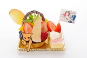 「透と夾のフルーツたっぷり☆キュートなフルーツバスケット」780円。猫になった夾がフルーツいっぱいのタルトから顔を出し、ストロベリーケーキからは、透が覗いている。(c)HAKUSENSHA, all rights reserved.　(c)NATSUKI TAKAYA/HAKUSENSHA　