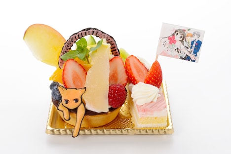 「透と夾のフルーツたっぷり☆キュートなフルーツバスケット」780円。猫になった夾がフルーツいっぱいのタルトから顔を出し、ストロベリーケーキからは、透が覗いている。(c)HAKUSENSHA, all rights reserved.　(c)NATSUKI TAKAYA/HAKUSENSHA　
