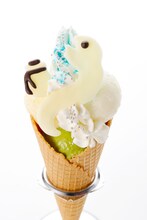 「瑞希の白蛇＆お神酒ジェラート」780円。白蛇とお神酒をチョコレートで作り、バニラ・ミルク・抹茶の3種のジェラートとホイップクリームの上に飾っている。(c)HAKUSENSHA, all rights reserved.　(c)鈴木ジュリエッタ／白泉社・神様はじめました製作委員会2015