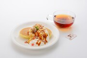 「紅茶王子の魔法のパンケーキセット」750円。クレープで出来た星やアラザンが、パンケーキの上でキラキラと光る。(c)HAKUSENSHA, all rights reserved.　(c)NANPEI YAMADA/HAKUSENSHA　