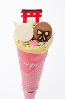 「奈々生と巴衛のミカゲ社クレープ」レアチョコレートケーキは奈々生、レアチーズケーキは巴衛をイメージ。ミカゲ社の鳥居は、チョコレートでできている。780円。(c)HAKUSENSHA, all rights reserved.　(c)鈴木ジュリエッタ／白泉社・神様はじめました製作委員会2015