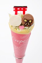 「奈々生と巴衛のミカゲ社クレープ」レアチョコレートケーキは奈々生、レアチーズケーキは巴衛をイメージ。ミカゲ社の鳥居は、チョコレートでできている。780円。(c)HAKUSENSHA, all rights reserved.　(c)鈴木ジュリエッタ／白泉社・神様はじめました製作委員会2015