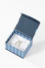 「1」と「2」を組み合わせたネックレス。(c)寺嶋裕二・講談社/2014「ダイヤのA」製作委員会・テレビ東京