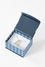 「1」と「6」を組み合わせたネックレス。(c)寺嶋裕二・講談社/2014「ダイヤのA」製作委員会・テレビ東京