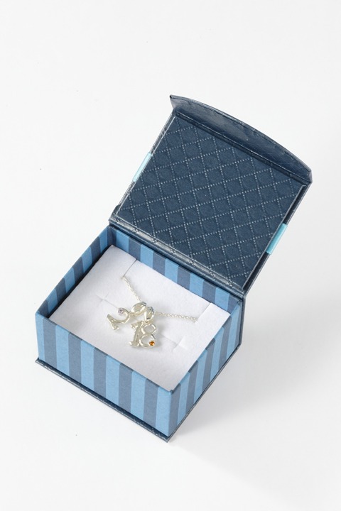 「2」と「18」を組み合わせたネックレス。(c)寺嶋裕二・講談社/2014「ダイヤのA」製作委員会・テレビ東京