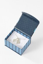 「6」と「18」を組み合わせたネックレス。(c)寺嶋裕二・講談社/2014「ダイヤのA」製作委員会・テレビ東京