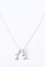 「1」と「2」を組み合わせたネックレス。(c)寺嶋裕二・講談社/2014「ダイヤのA」製作委員会・テレビ東京