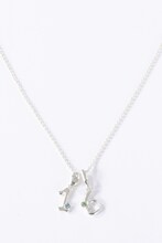 「1」と「6」を組み合わせたネックレス。(c)寺嶋裕二・講談社/2014「ダイヤのA」製作委員会・テレビ東京