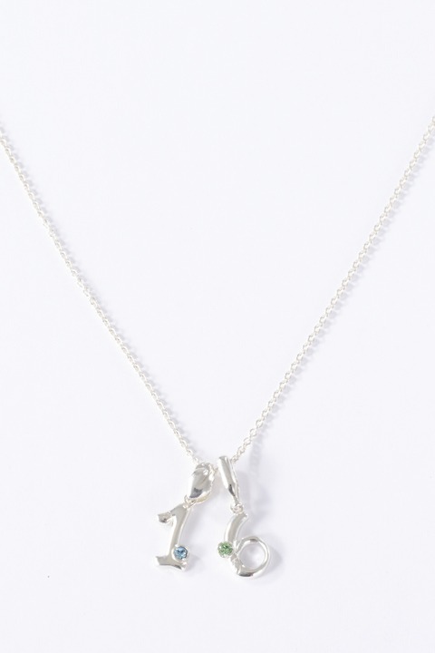 「1」と「6」を組み合わせたネックレス。(c)寺嶋裕二・講談社/2014「ダイヤのA」製作委員会・テレビ東京