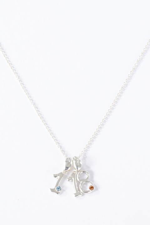 「1」と「18」を組み合わせたネックレス。(c)寺嶋裕二・講談社/2014「ダイヤのA」製作委員会・テレビ東京