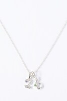 「2」と「6」を組み合わせたネックレス。(c)寺嶋裕二・講談社/2014「ダイヤのA」製作委員会・テレビ東京