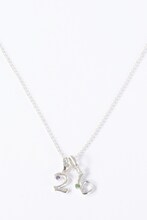 「2」と「6」を組み合わせたネックレス。(c)寺嶋裕二・講談社/2014「ダイヤのA」製作委員会・テレビ東京