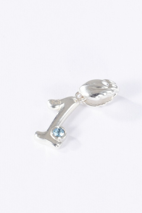 「1」のペンダントトップ(c)寺嶋裕二・講談社/2014「ダイヤのA」製作委員会・テレビ東京