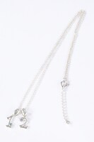 「1」と「2」を組み合わせたネックレス。(c)寺嶋裕二・講談社/2014「ダイヤのA」製作委員会・テレビ東京