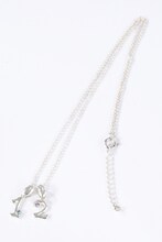 「1」と「2」を組み合わせたネックレス。(c)寺嶋裕二・講談社/2014「ダイヤのA」製作委員会・テレビ東京