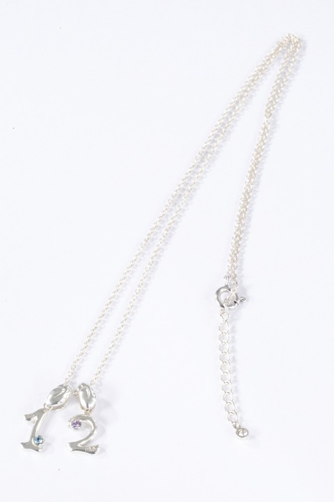 「1」と「2」を組み合わせたネックレス。(c)寺嶋裕二・講談社/2014「ダイヤのA」製作委員会・テレビ東京