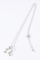 「1」と「6」を組み合わせたネックレス。(c)寺嶋裕二・講談社/2014「ダイヤのA」製作委員会・テレビ東京